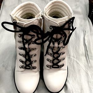 White boots size 7m